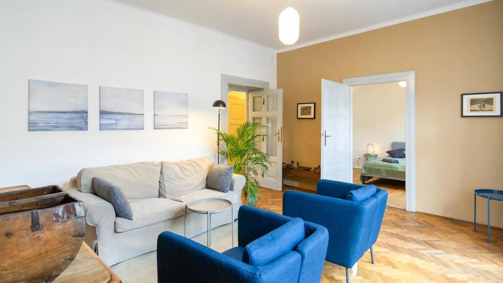 Vintage Charm,3 Bedrooms,Old Town contacts